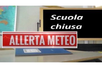 Immagine che rappresenta un aula con la scritta su una lavagna "scuola chiusa" e un banner centrale rosso con la scritta "ALLERTA METEO"