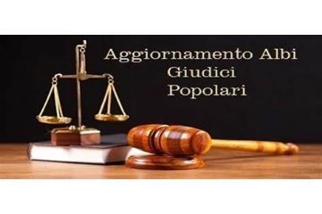 Bilancina sopra un libro e martelletto con scritta "Aggiornamento Albi Giudici Popolari"