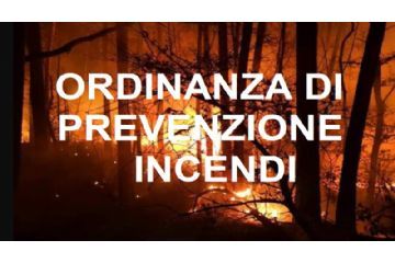 Bosco in fiamme di notte e scritta bianca che riporta la dicitura "ordinanza di prevenzione incendi"