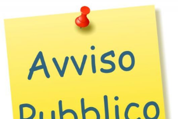 Post-it di colore giallo con scritta "Avviso Pubblico" di colore grigio